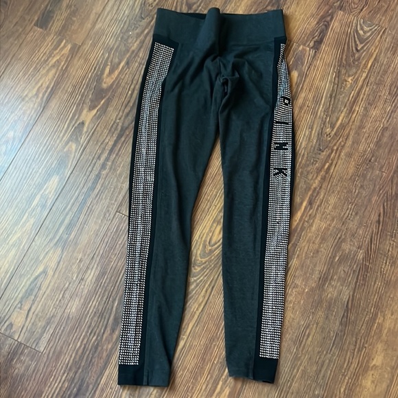 Victoria’s Secret Pink Yoga Leggings. Gray. Embellished side trim. EUC. SzM - Picture 4 of 7